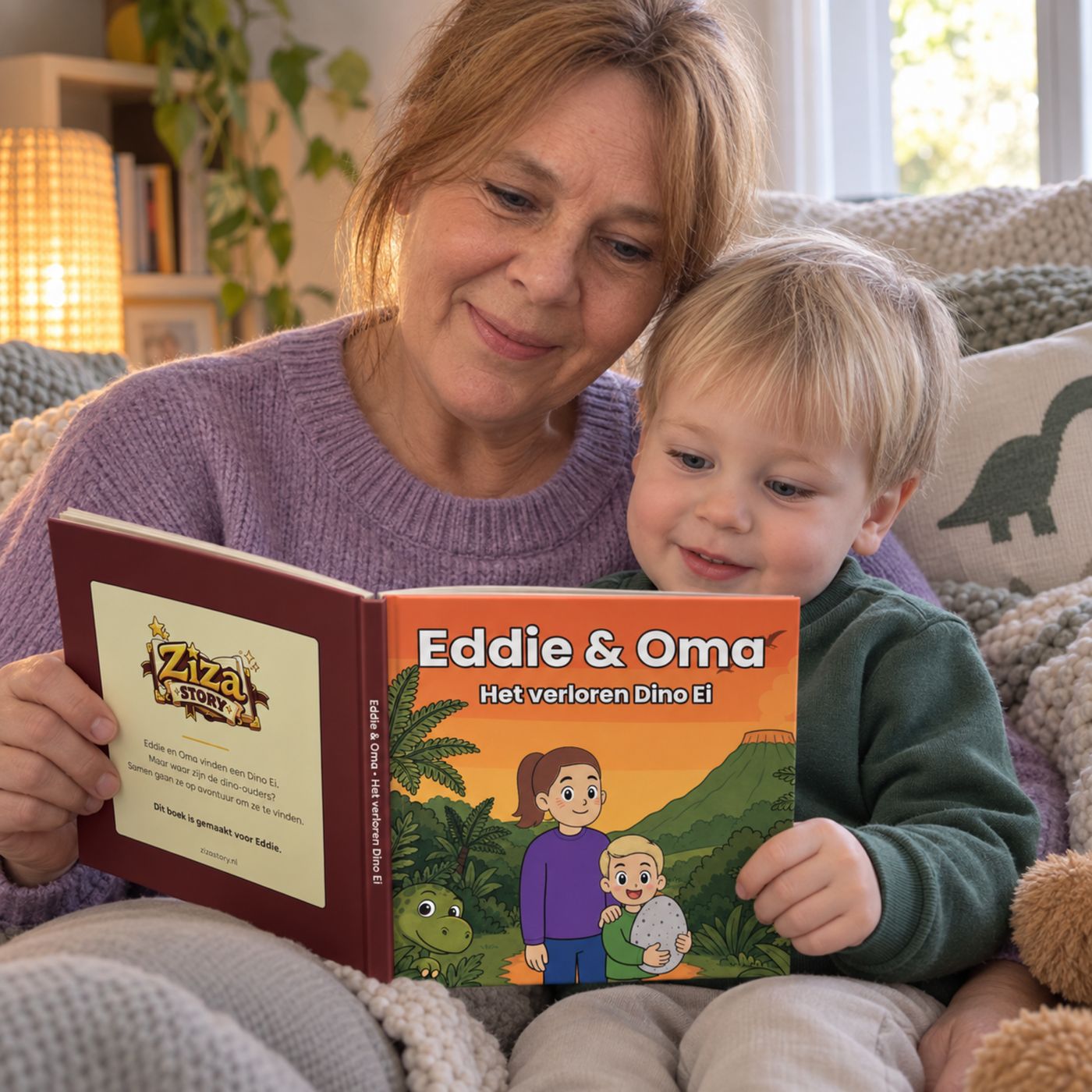 Gepersonaliseerd kinderboek opa en oma: oma en haar kleinkind lezen samen Het verloren Dino Ei, met hun eigen namen op de kaft